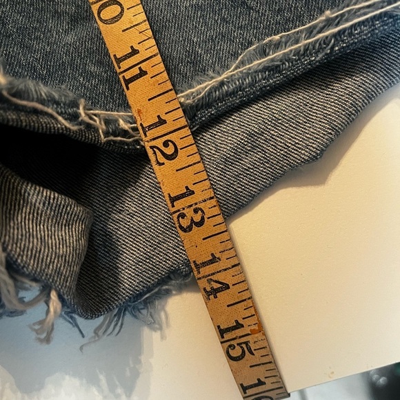 Levis Ribcage High Waisted Sz 26 Jean Shorts Premium Raw Hem Button Fly - Picture 10 of 10